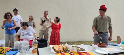 Un cremat i cants per acompanyar el pastis 